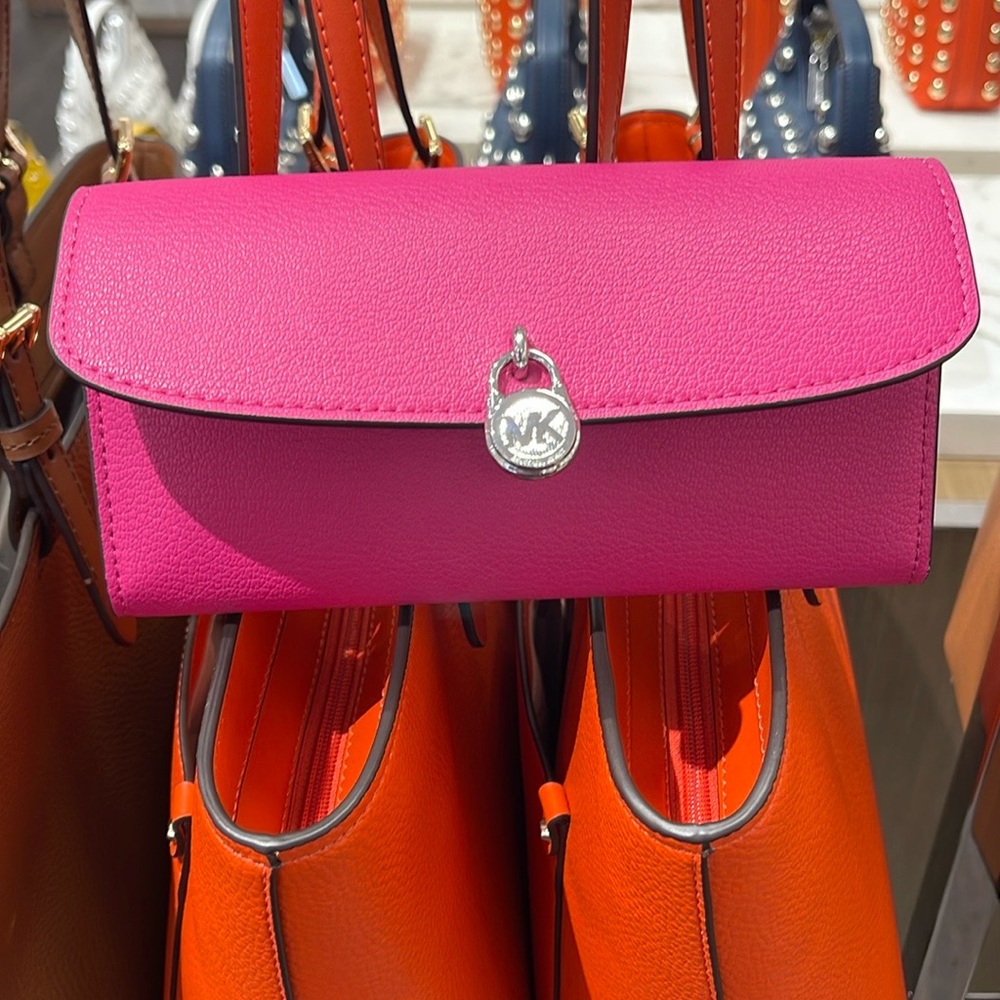 Michael Kors Hamilton Large Leather Flap Continental Wallet
Dragonfruit
NWT - Picture 8 of 16